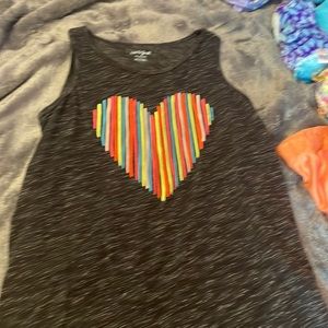 This tanktop is Short in the front and long in the back it’s in good condition